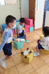 写真:ハンカチ取りを楽しむ子どもたち