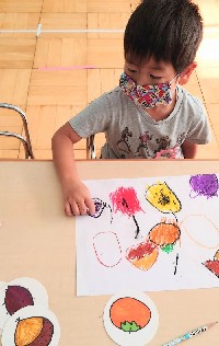 写真:歌いながら絵を描く子ども