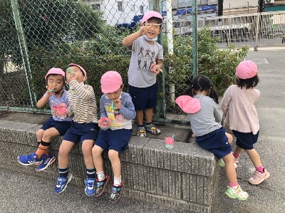 写真:大きなシャボン玉作りに挑戦する子どもたち