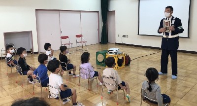 写真:警察官の方と子どもたち