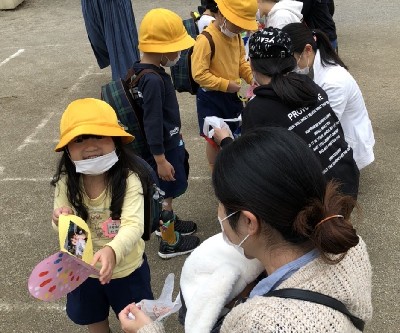 写真:感謝を伝える子どもたち