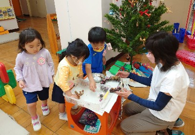 写真:リースに飾りを付ける子どもたち