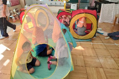 写真:お家テントに避難する子どもたち