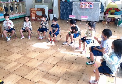 写真:分担奏をする子どもたち