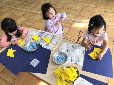 写真:キツネを画用紙に貼る子どもたち