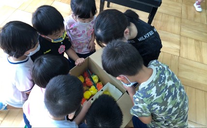 写真:手紙とプレゼントを見る子どもたち