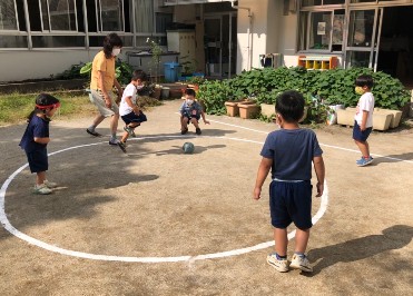 写真:転がしどっちボールを楽しむ子どもたち