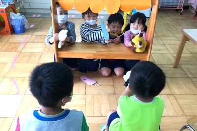 写真:劇場ごっこをする子どもたち