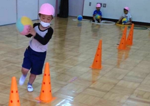 写真:ボール遊びをする子どもたち