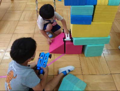 写真:作った車のお家で遊ぶ子どもたち