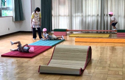 写真:室内で体を動かす子どもたち