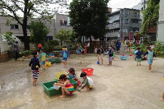 写真:いろいろな水遊び楽しむ子どもたち