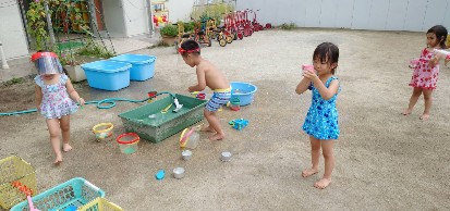 写真:庭で水遊びをする子どもたち