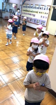 写真:忍び足で歩く子どもたち