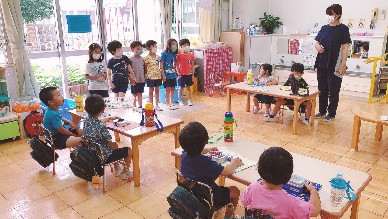 写真:お知らせを聞く子どもたち