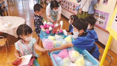 写真:夏のこどもまつりに参加する子どもたち