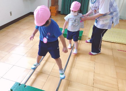 写真:バランスを保つ子どもたち