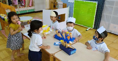 写真:お店屋さんを楽しむ子どもたち