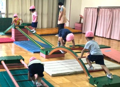 写真:巧技台で遊ぶ子どもたち