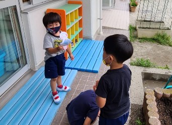 写真:空にお願いをする子どもたち