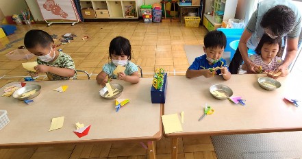 写真:ハサミの連続切りをする子どもたち