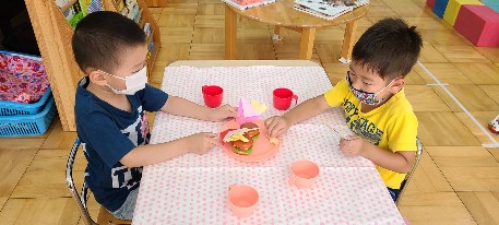 写真:ポテトで友達と遊ぶ子どもたち