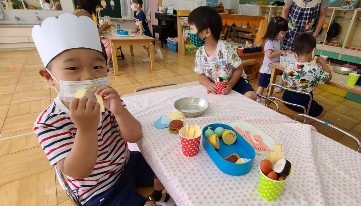 写真:美味しいご飯をを食べる子どもたち