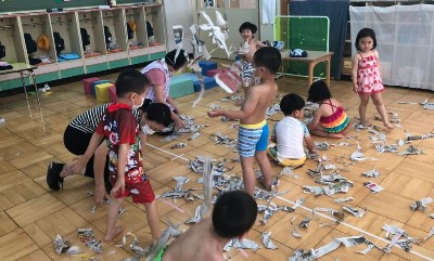 写真:魔法の絨毯で遊ぶ子どもたち