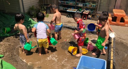 写真:泥んこを楽しむ子どもたち