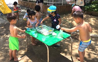 写真:戸外で色水遊びをする子どもたち1