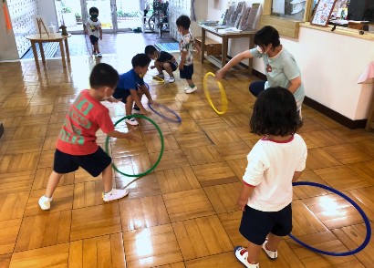 写真:フープで遊ぶ子どもたち