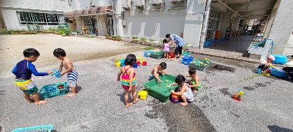 写真:水遊びの遊具で遊ぶ子どもたち