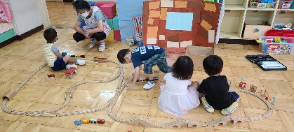 写真:長い線路を作って遊ぶ子どもたち