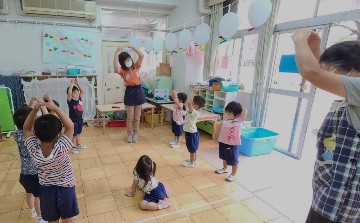 写真:盆踊りを踊る子どもたち