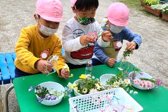 写真:お花のプレゼントを作る子どもたち