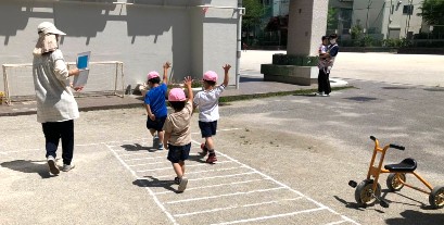 写真:道路の歩き方を練習する子どもたち