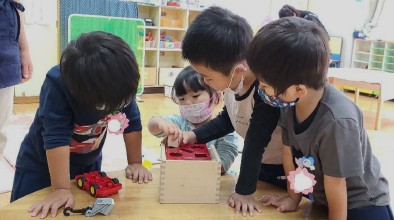 写真:試行錯誤する子どもたち