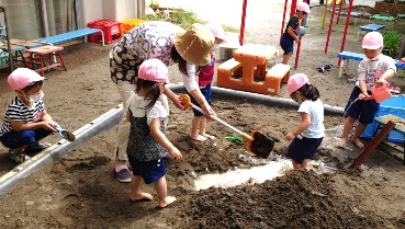 写真:裸足になり砂場で遊ぶ子どもたち1