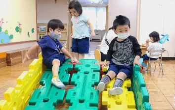 写真:楽しく遊び交流する子どもたち1