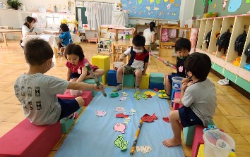 写真:室内では魚釣りを楽しむ子どもたち