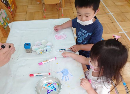 写真:手形で魚やたこを作る子どもたち