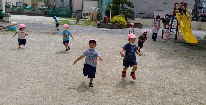 写真:庭でかけっこをする子どもたち