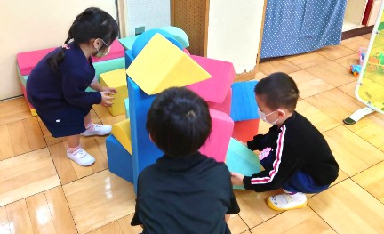 写真:ソフトブロックを組み立る子どもたち