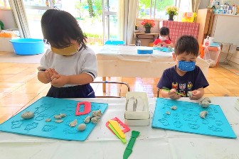 写真:粘土遊びに夢中な子どもたち