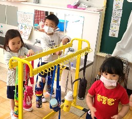 写真:自分で支度をする子どもたち