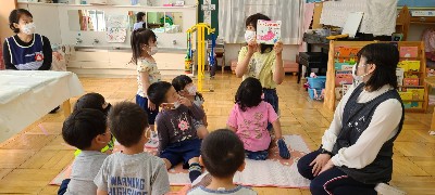 写真:鯉のぼりのお話を聞く子どもたち