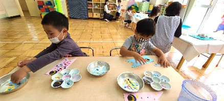 写真:鯉のぼりを作る子どもたち