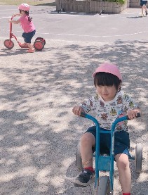 写真:スクーターや三輪車に乗る子どもたち
