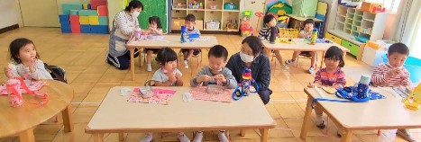 写真:おやつを食べる子どもたち