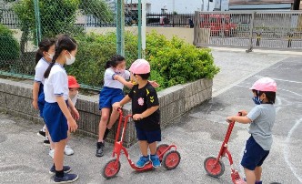 写真:小学校のお姉さんと子どもたち